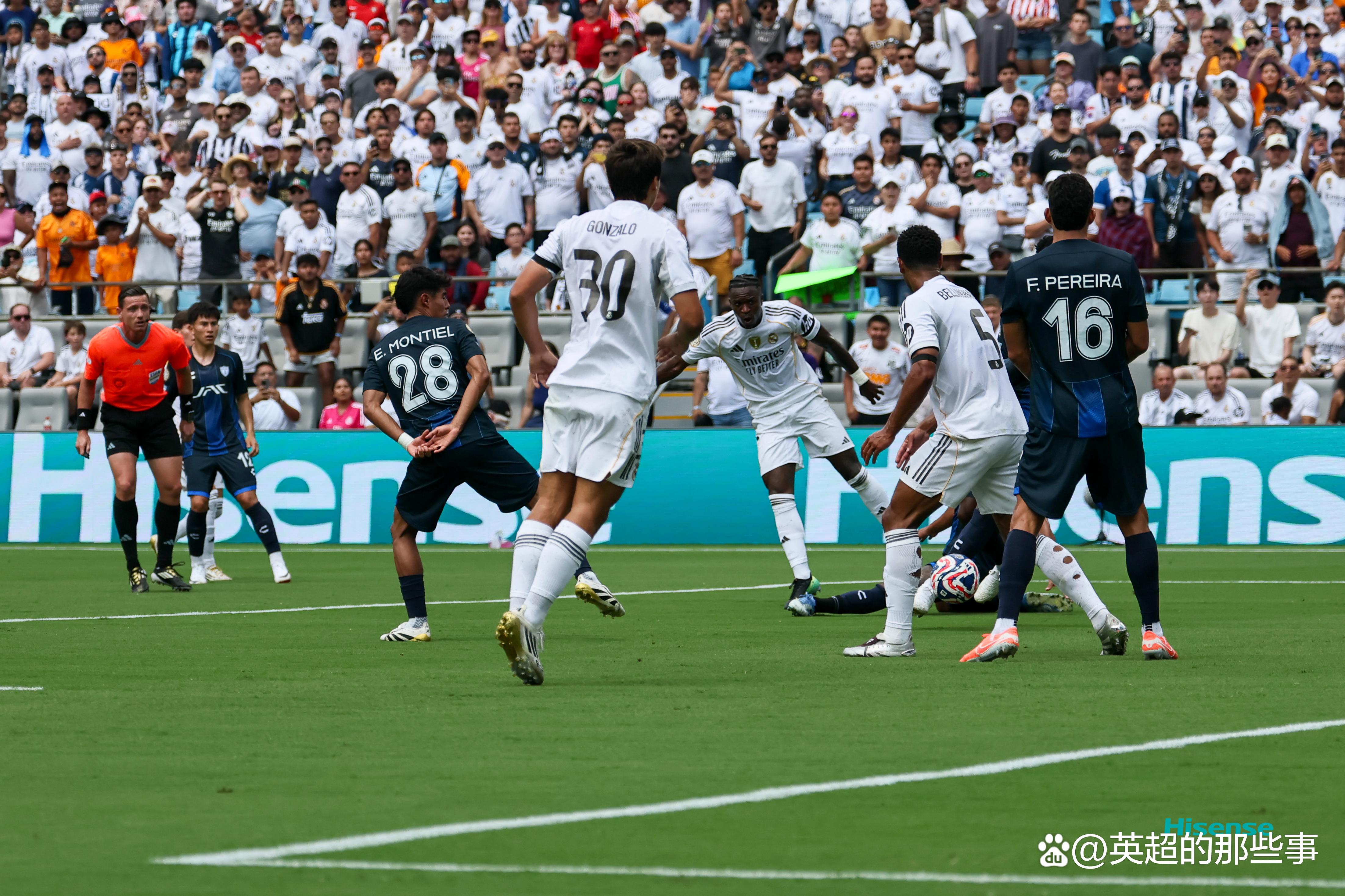 比利时队在欧预赛赛场上与对手争夺胜者壮观一幕的简单介绍