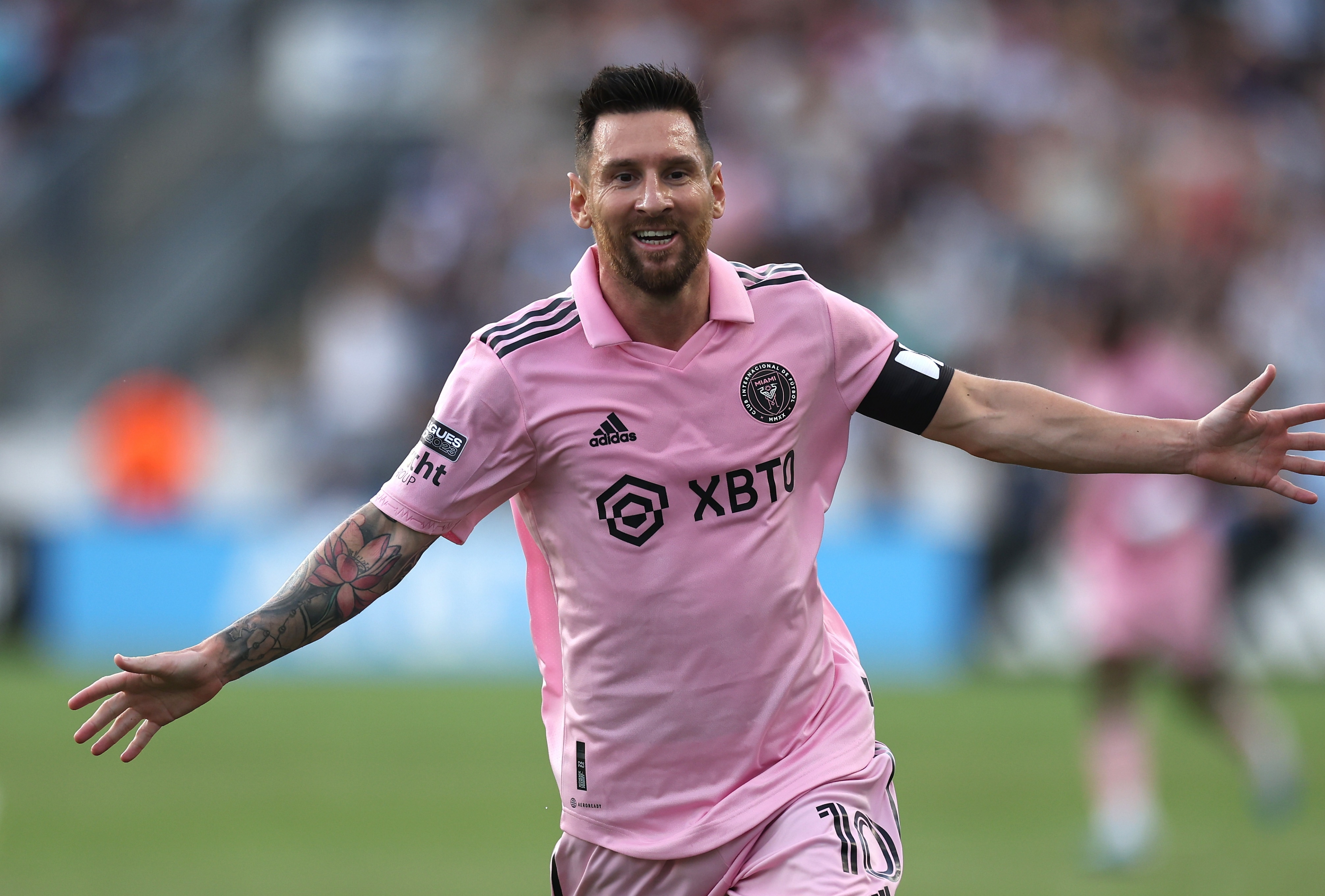 开云下载-欧冠预选赛战况激烈,球员拼尽全力