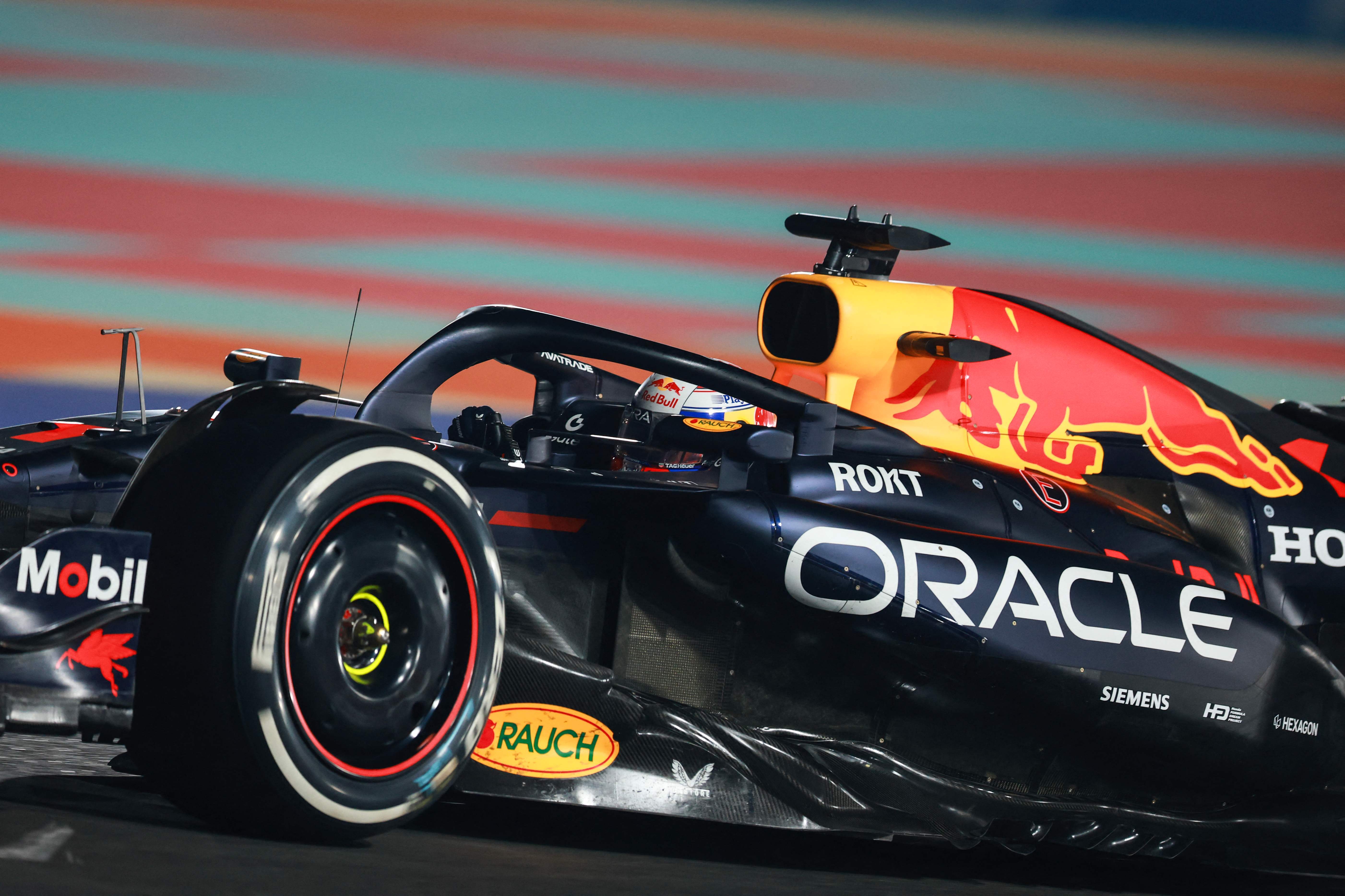 雷诺车队鏖战红牛车队，塞恩斯关键制胜