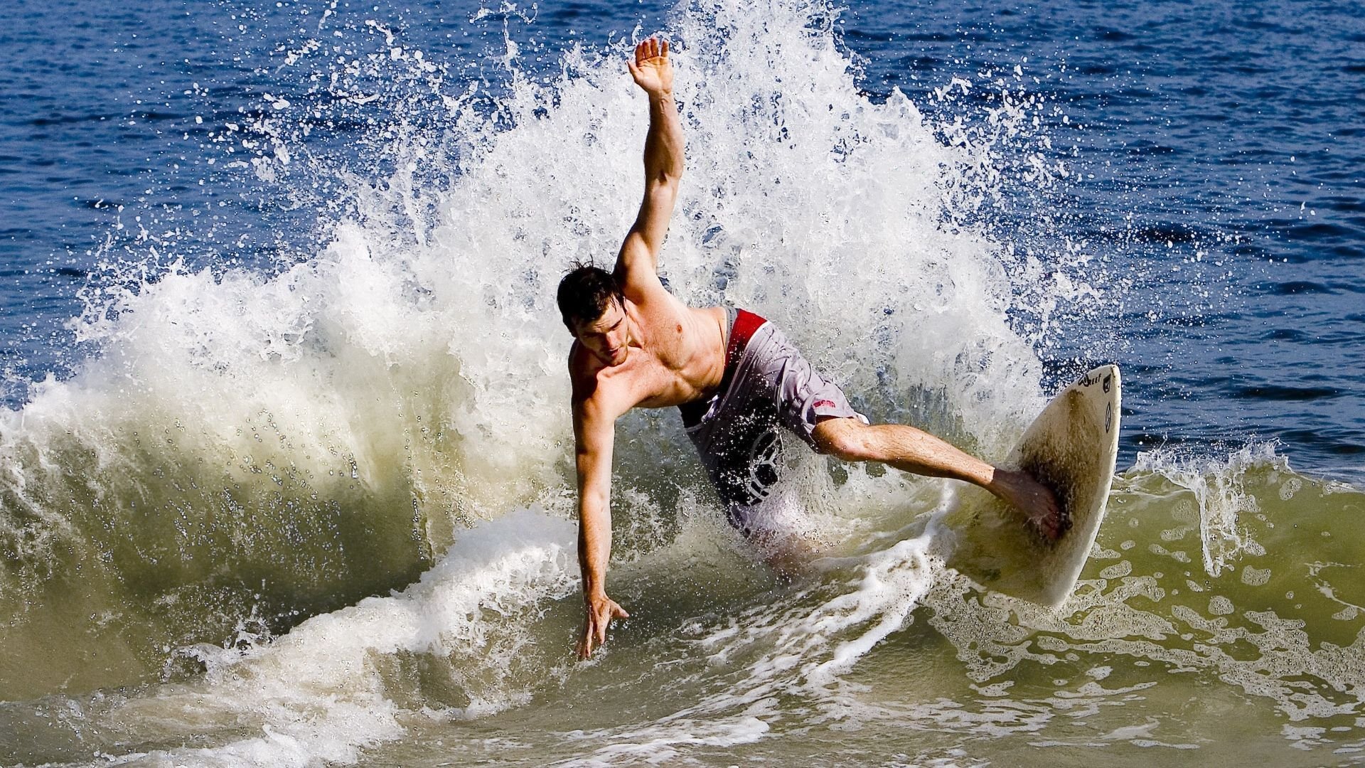 跨界启示，伊朗完胜智利，皮克德甲争冠战主宰全场